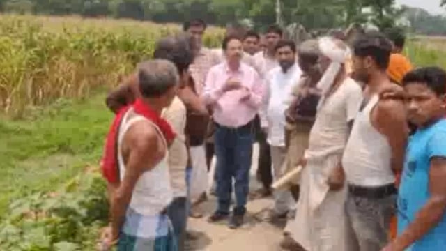 धनेठा के विस्थापित परिवारों से मिले प्रभारी राजस्व अधिकारी आरिफ हुसैन