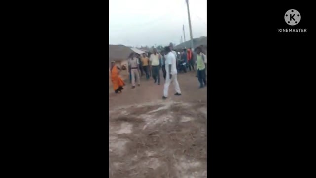 अनुमंडल पदाधिकारी आदित्य कुमार झा अंचल पदाधिकारी के संतोष कुमार सिंह ने तितप्पणियां  नया टोला गांव का निरीक्षण किया