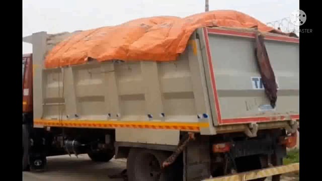 बालू लदे ओवरलोडेड हाईवे ट्रक को मोटर वाहन निरीक्षक ने जप्त कर खेसर थाने के हवाले किया