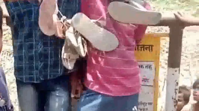 सिमरी बख्तियारपुर थाना क्षेत्र के कनेरिया ओपी में स्कूल पढ़ने जाने वाले छात्रा के साथ छेड़खानी से आक्रोशित ग्रामीणों ने 