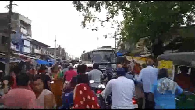 बट सावित्री पर्व को लेकर पंजवारा बाजार में उमड़ी भीड़,  सड़क जाम