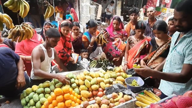 चानन  : मननपुर बाजार में वट सावित्री व्रत को लेकर खरीददारी को लेकर उमड़ी महिलाओ कि भीड। 