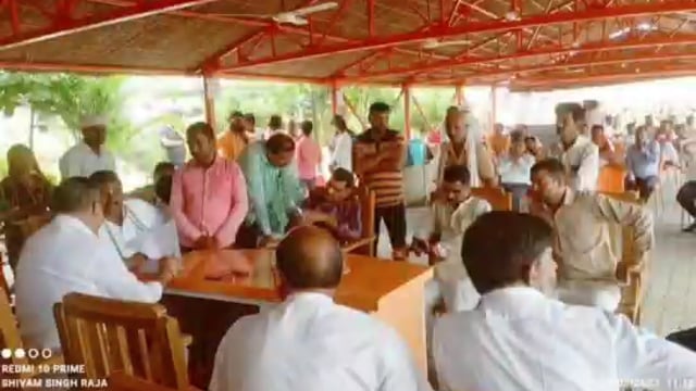 विधायक प्रेम नारायण पांडे से नवाबगंज क्षेत्र के अंतर्गत आने वाले कई गांव के लोगों ने की मुलाकात समस्याओं से कराया अवगत