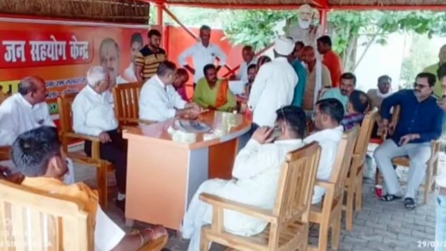 विधायक प्रेम नारायण पांडे से नवाबगंज क्षेत्र के अंतर्गत आने वाले कई गांव के लोगों ने की मुलाकात समस्याओं से कराया अवगत