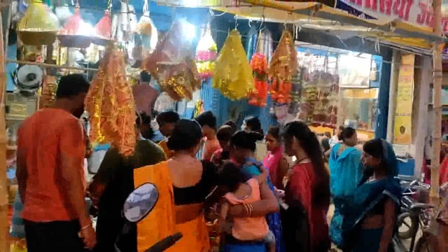 सिमरी बख्तियारपुर प्रखंड क्षेत्र में सोमवार को वटसावित्री पूजा को लेकर महिलाओं ने जमकर बाजार में किया खरीदारी