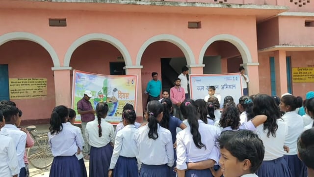 कोड़ा प्रखंड के उत्क्रमित मध्य विद्यालय मैं जल संरक्षण को लेकर स्कूली छात्र छात्राओं को किया गया जागरूक