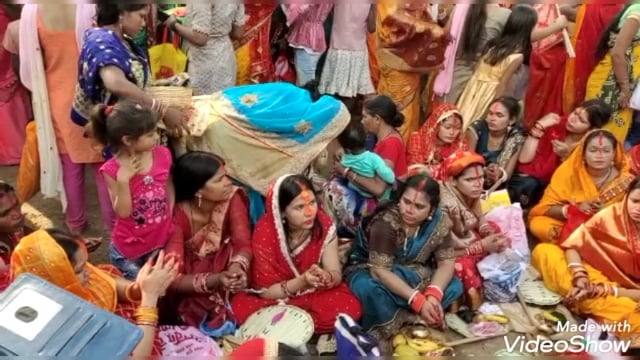 सुहागिन महिलाओं ने की वट वृक्ष की पूजा अर्चना,पति की लंबी आयु के लिए मांगा वरदान