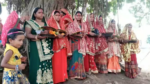 पति की लंबी उम्र की कामना के लिए महिलाओं ने की वट सावित्री पूजा