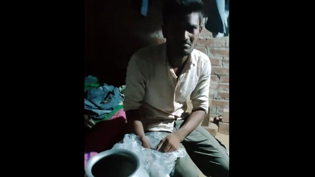 हुसैनपुर गांव व सोसंदी गांव से रहुई थाना में पदस्थापित एसआई दीपक कुमार शराब तस्कर को किया गया गिरफ्तार।