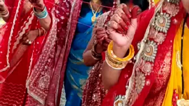 अपने पतियों की लंबी आयु के लिए किया जाने वाला पर्व बट सावित्री धूमधाम से संपन्न