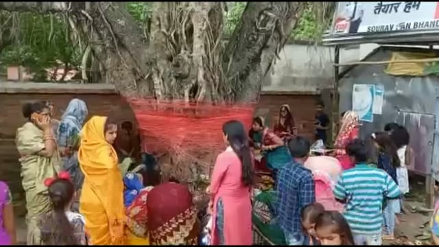 फलका में महिलाओं ने पूजा-अर्चना कर पति की दीर्घायु होने की मंगलकामना की



