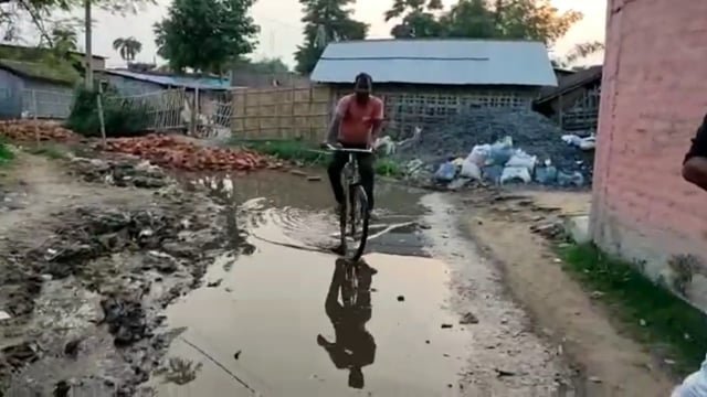  कोढ़ा प्रखंड क्षेत्र के रामपुर में सड़क पर जलजमाव की समस्या से ग्रामीण है परेशान।