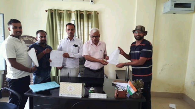 चानन  : चानन प्रखंड कार्यालय परिसर में बीडीओ ने दिया शिक्षकों को नियोजन पत्र। 