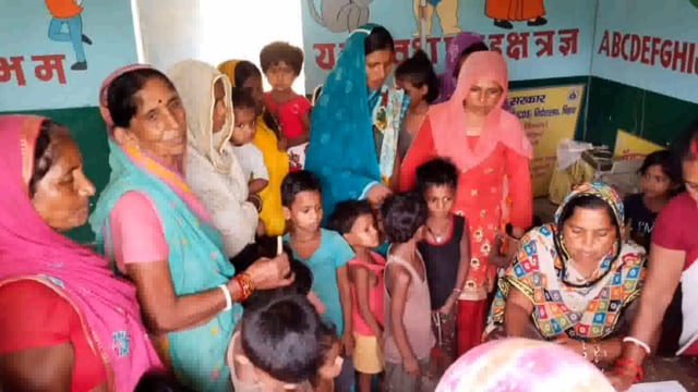 डूमर पंचायत के आंगनबाड़ी केंद्र संख्या 17 में बच्चों के बीच पोशाक राशि का हुआ वितरण।