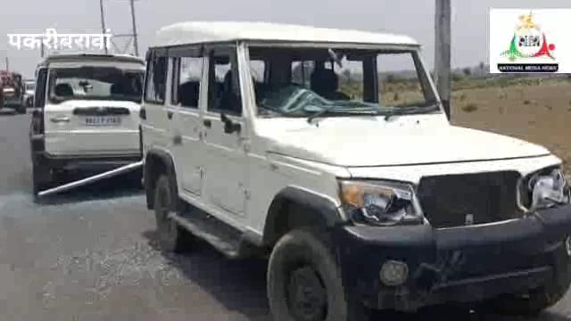 नवादा पकरीबरावां के धमौल में पोल से टकराया स्कॉर्पियो उत्पन्न हुआ विवाद दो पक्षों में हुई मारपीट बीच-बचाव करने आई पुलिस 