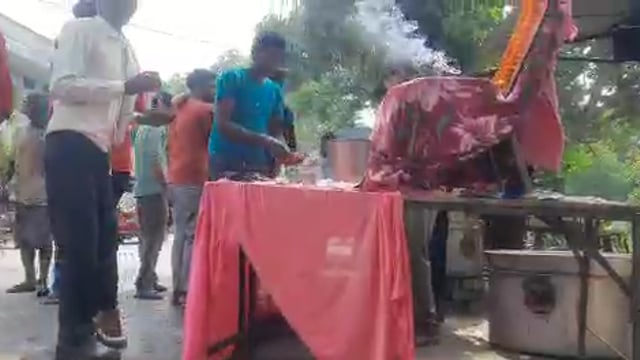 नगर नवाबगंज में जगह-जगह हनुमान भक्तों द्वारा किया गया भंडारे का आयोजन