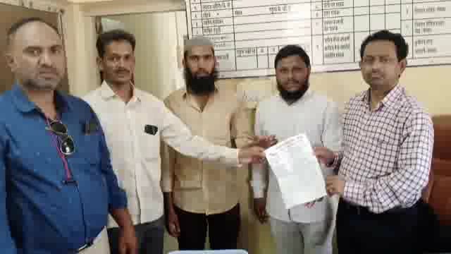 मकबरे नवाबान कब्रिस्तानात स्ट्रीट पोलवरील लाईट व नवीन विद्युत पोल बसवण्याची सहारा मित्र मंडळाची मागणी