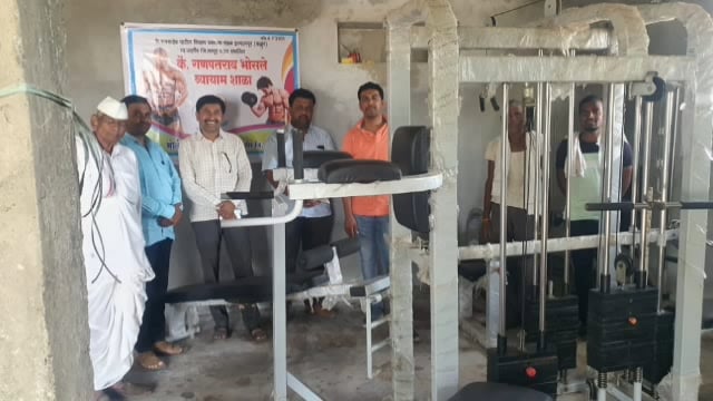 मोरतळवाडी येथील गणपतराव भोसले व्यायाम शाळेस क्रीडा अधिकारी कृष्णा केंद्रे यांची भेट