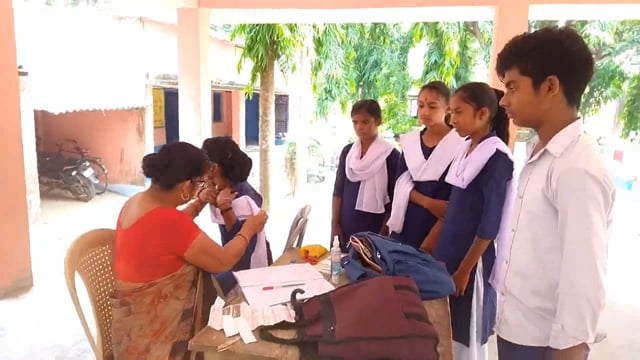 आदर्श मध्य विद्यालय हसनगंज में कोरोना से बचाव को लेकर 14 से 17 वर्ष के 7 छात्र-छात्राएं को दिया गया कोरोना का टीका