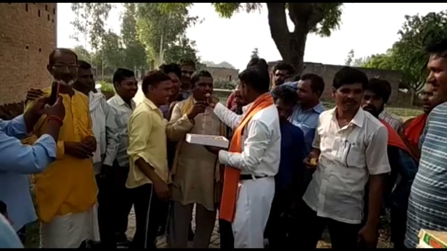 कसेरूआ प्रधान अकील का पिछड़ी जाति का प्रमाण पत्र कमेटी ने किया निरस्त ग्रामीणों ने मिठाई खिलाकर मनाई खुशियां