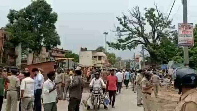 नौगढ़ तहसील क्षेत्र के उस्का में प्रशासन द्वारा हटाया गया अतिक्रमण भारी संख्या में मौजूद रही फोर्स 