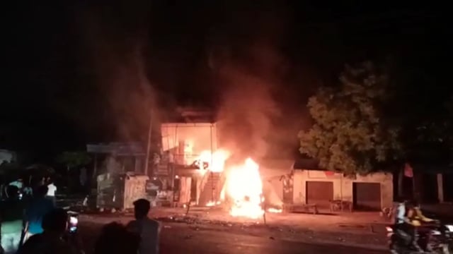 बदोसराय चौराहे पर मारुति वैन में अवैध रूप से गैस रिफलिंग करते वक्त हुआ जोरदार धमाका मची अफरा-तफरी 