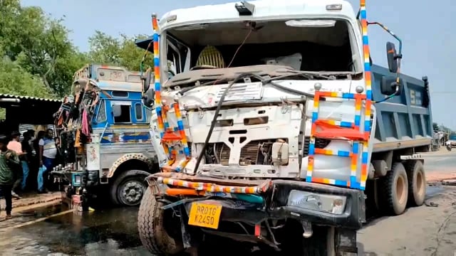ट्रक व हाइवा में टक्कर, कोई हताहत नहीं