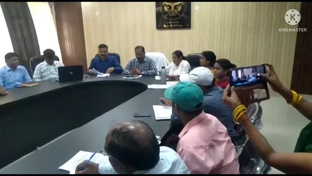 जिला विकास अधिकारी अजय कुमार पांडे की अध्यक्षता में आज ग्राम रोजगार सेवकों के साथ हुई बैठक 