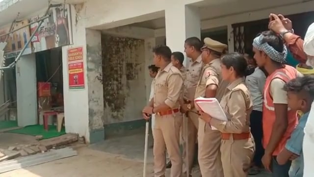 भिलवल चौराहे पर प्रशासन द्वारा हटाया गया अवैध अतिक्रमण