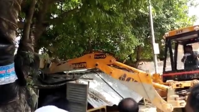 बस स्टॉप पर प्रशासन द्वारा हटवाया गया अवैध अतिक्रमण, पुलिस बल रही मौजूद