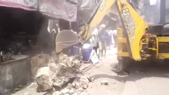 रामसनेही घाट के दरियाबाद में अवैध अतिक्रमण के खिलाफ चला बुलडोजर