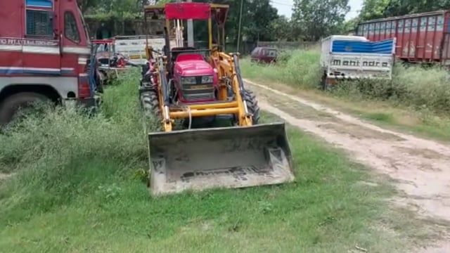 कोढ़ा प्रखंड क्षेत्र के उत्तरी सोनापुर में नदी किनारे खनन करते पांच ट्रैक्टर वह एक जेसीबी को पुलिस ने  जप्त किया।