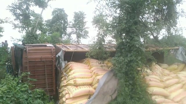 कोढ़ा थाना क्षेत्र के मूसापुर नजदीक कार में टक्कर मार भागने  के  भागने के दौरान पलटी ट्रक ड्राइवर सुरक्षित।