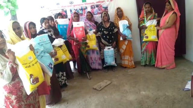 गोंडा न्यूज़ कोमल स्वयं सहायता समूह के द्वारा वितरण किए जा रहे पूरक पोषाहार का आंगनवाड़ी कार्यकत्री ने किया औचक निरीक्षण