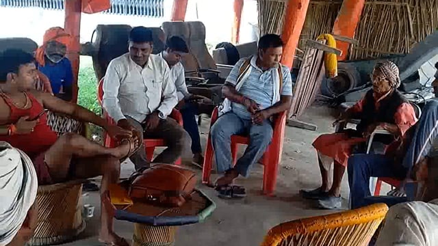 तरबगंज गोंडा प्रधान प्रतिनिधि विशाल पाठक ने अपने पैतृक आवास पर ग्रामीणों के संघ की बैठक सुनी समस्या