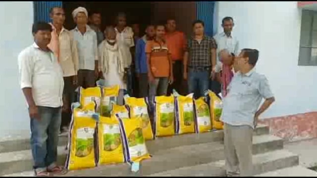 फलका ई किसान भवन में शिविर का आयोजन कर किसानों के बीच धान बीज का किया गया वितरण