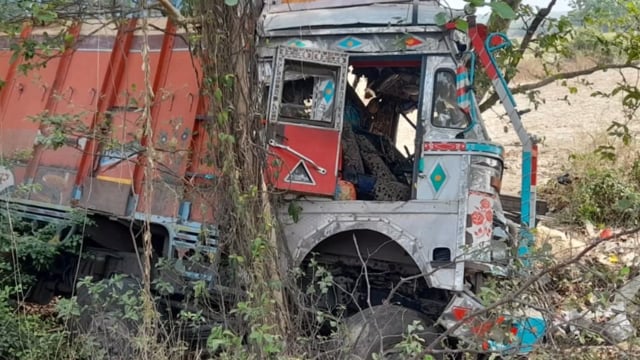 लच्छीपुर के पास अनियंत्रित ट्रक खाई में घुसी चालक व खलासी को आई मामूली चोटें