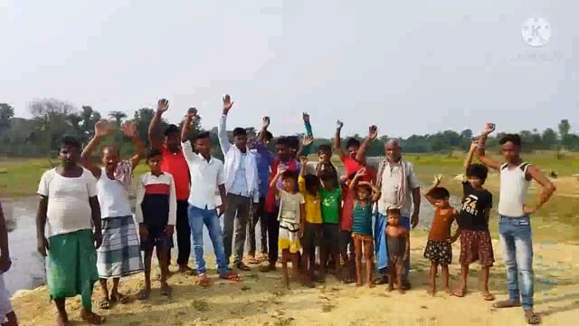 मूलभूत समस्याओं एवं पुल निर्माण को लेकर मंझली कुसाहा के ग्रामीणों ने किया प्रदर्शन