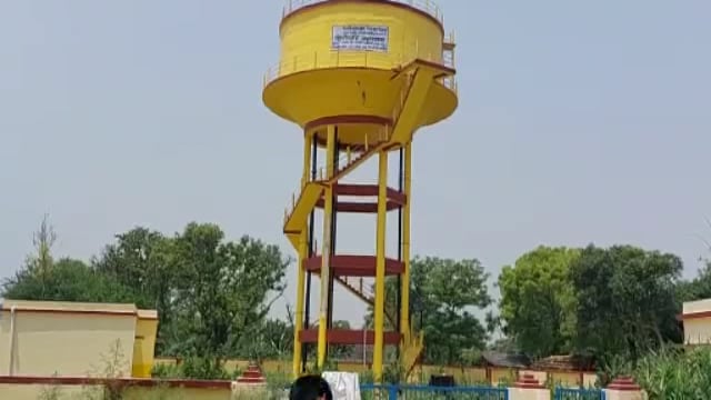 मल्लापुर गाव में एक सप्ताह से बिजली न होने से जल जीवन मिशन कर तहत बनी पानी की टंकी बनी शो पीस,गर्मी के ग्रामीण बेहाल