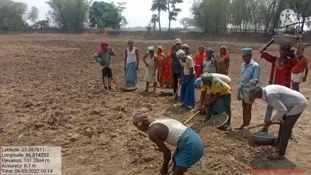 निदेशक जिला ग्रामीण विकास अभिकरण बांका द्वारा मनरेगा मजदूरों का जॉब निरीक्षण करने का दिया निर्देश