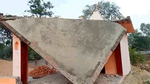 देर रात पिकप की टक्कर से हनुमान मंदिर हुआ क्षतिग्रस्त,ग्रामीणों ने विशेष समुदाय पर लगाया मंदिर क्षतिग्रस्त करने का आरोप 