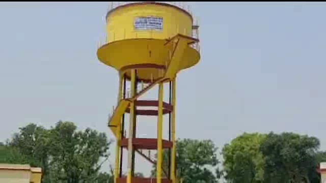 सरकारी तंत्र की उदासीनता के कारण एक करोड़ की लागत से बनी पानी की टंकी बनकर रह गई शोपीस