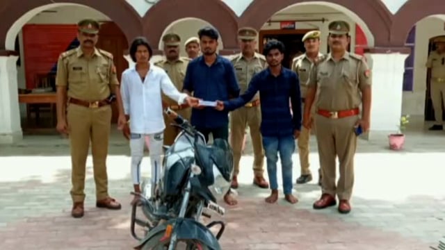 थाना कोठी पुलिस द्वारा तीन शातिर अभियुक्तों को चोरी के एक मोबाइल के साथ किया गिरफ्तार