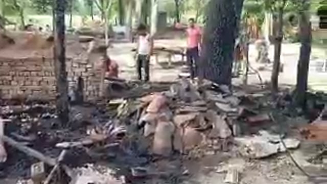 वजीरगंज गोंडा अज्ञात कारणों से लगी आग दो घरों की गृहस्थी जलकर खाक