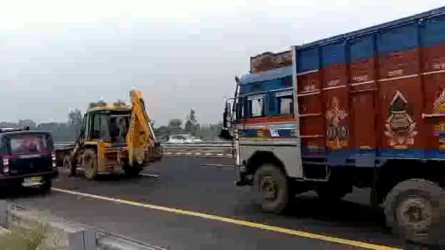 पूर्वांचल एक्सप्रेस वे के रास्ते से गायों को क्रूरता पूर्वक लादकर ले जा रहे ट्रक का टूटा एक्सल,चालक परिचालक फरार।