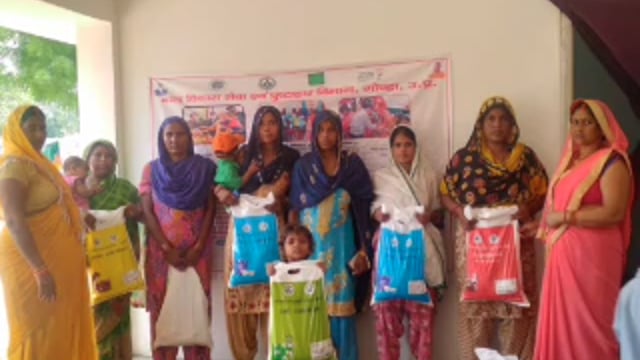 तरबगंज गोंडा,बाल पुष्टाहार विभाग की टीम टीम ने गांव में वितरण किया पूरक पोषाहार