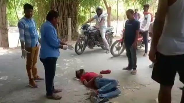 नवाबगंज गोंडा अचेत अवस्था में सड़क पर कई घंटों तक पड़ा रहा युवक पत्रकार ने एंबुलेंस के सहारा पहुंचाया अस्पताल