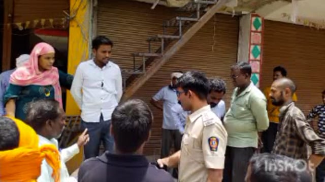 चिमूर तालुक्यातील नेरी येथील अतिक्रमण काढणाऱ्या पथकातील मजुरास मारहाण केल्याप्रकरणी पोलिसात गुन्हा दाखल