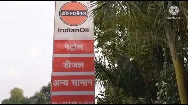 सफदरगंज क्षेत्र के सहजनपुर में स्थित ओम किसान पेट्रोल पंप पर पेट्रोल के साथ निकला पानी ग्राहकों ने किया हंगामा 