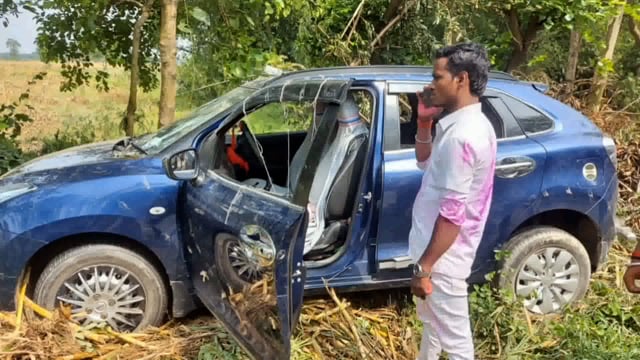 स्टेट हाईवे 77 चांदपुर महंथ स्थान के समीप तेज रफ्तार कार अनियंत्रित होकर गड्ढे में उतरी। चालक बाल-बाल बचा।